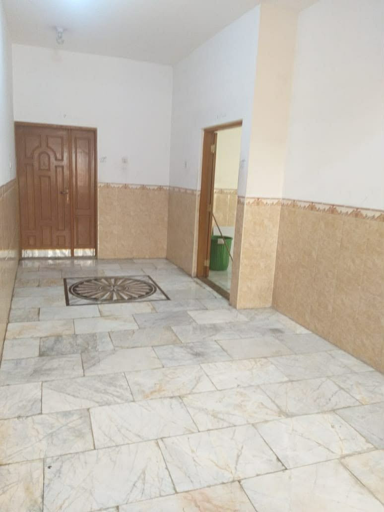 ألسلام عليكم : للإيجار شقه نظيفه ومرتبه غرفتين نوم وصاله ومطبخ وحمام وصحيات  / تقع في حي الصدر قرب مصرف ألدم ومركز ألأسنان ألإيجار ألشهري  300 ألف دينار شامل ألماء وألكهرباء غير قابل للتنزيل ,,, 
للراغبين ألجادين ألتواصل مع مكتبنا / مكتب ألركن ألذهبي على ألأرقام : 
***********   ---    ***********
