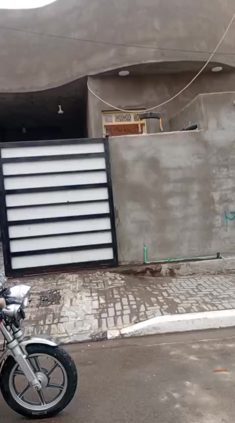 دار للبيع في الزبير الريسز طابو صرف مساحه 125 متر متكون من غرفة وديوان وصاله ومطبخ وصحيات وغرفه في الطابق الثاني سندويچ موقع البيت حرفT قرب حسينه مسلم ابن عقيل السعر 125 مليون وبي مجال للاستفسار ***********
