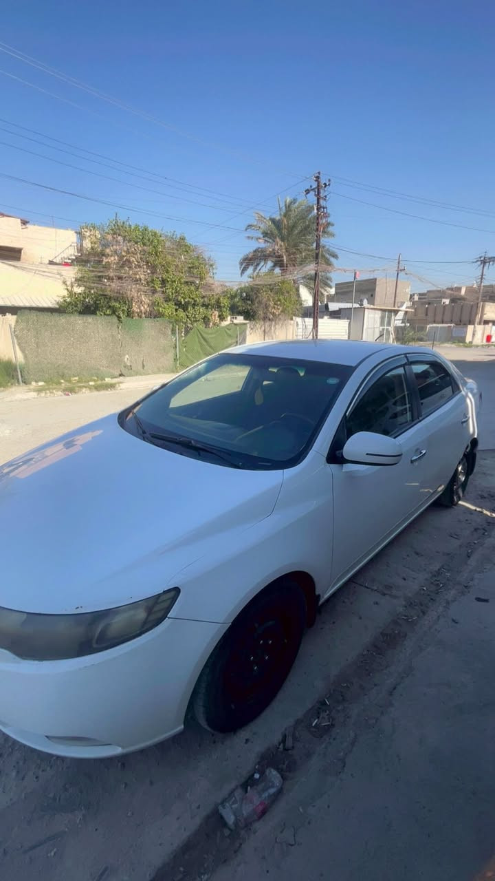 سلام عليكم 
كيه سيراتو 
2012 خليجي
رقم اربيل دولي
محرك 1600 دكشن عالي
موصفات شفتات ستيرن مري شفط
يدات نيكل حساسات خلفيه 
تبريد بيانو
بيه باب واحد صبغ فقط
سعر 103 وبيه مجال المكان بغداد العامرية 

***********
