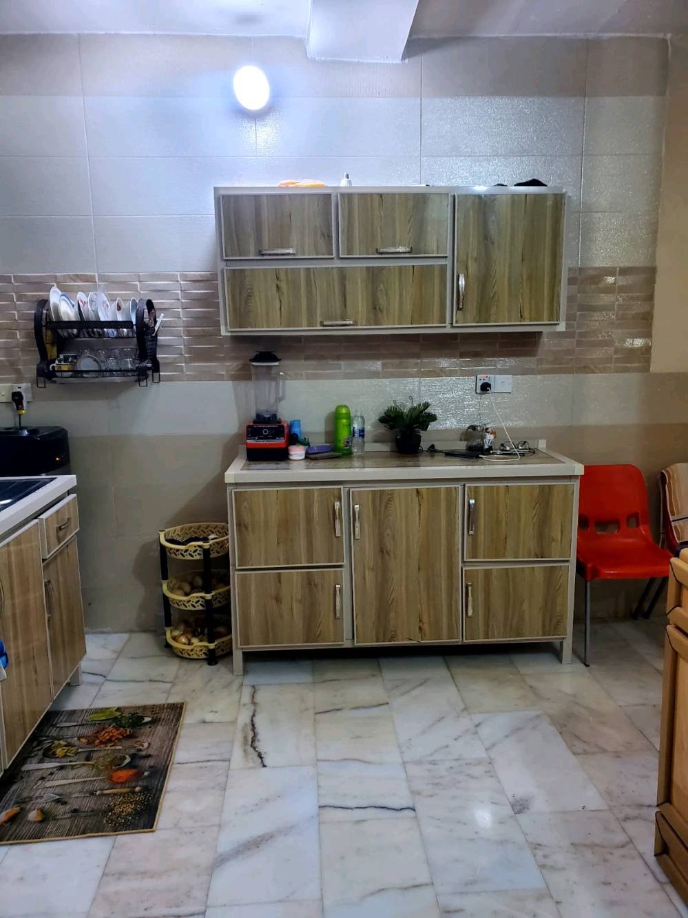 بيت أنيق للبيع في منطقة هادئة، يتميز بديكور داخلي عصري وأثاث مريح. يحتوي على صالة فاخرة مع كنب حديث ووحدات إنارة مميزة. المطبخ مجهز بسهولة استخدام ممتازة والحديقة مغلقة لتوفير الخصوصية. الأرضيات من الرخام الطبيعي مما يضيف لمسة فاخرة. البيت يوفر راحة للعيش وجو دافئ ومحبب.