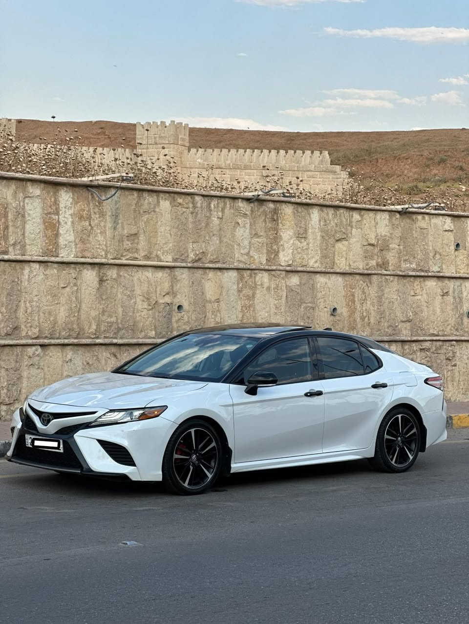 السلام عليكم
كامري XSE
موديل 2019 
مرقم اربيل 
شرط التحويل 
سنويه جديد
ماشيه ٨٧ الف ميل
.
بيها تعديل بارد صغار
مكانين صغار باب النفر وباب وره النفر ￼
.￼
المواصفات 
بانوراما 
كشنات جلد 
بصمة تشغيل 
هاند بريك بصمة 
تدفئة كشنات 
اوتو هولد 
ثلاثه انظمة قياده 
شاشه كبيره 
تحديد مسار 
مانع انزلاق 
كروز سرعه 
كشن امامي كهرباء 
قطعتين تبريد 
￼وبقية المواصفات المعروفه
.
الموقع الموصل حي نركال 
لمعرفه السعر الاتصال على الرقم 
***********
