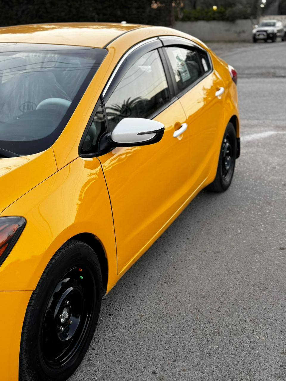 السلام عليكم  كيا فورتي موديل 2016 رقم بغداد نكليزي بسمي تحويل ثاني يوم مصفره هيه وغرامات
حادثه بنيد وجاملغ مصلح نفسه 
محرك كير كفاله  دوشمه جديده تبريد تدفئه شغال سياره جاهزه ما ناقصه اي شي الشعر 108بيه مجال قليل 
العنوان بغداد رصافه 
رقم هاتف ***********
