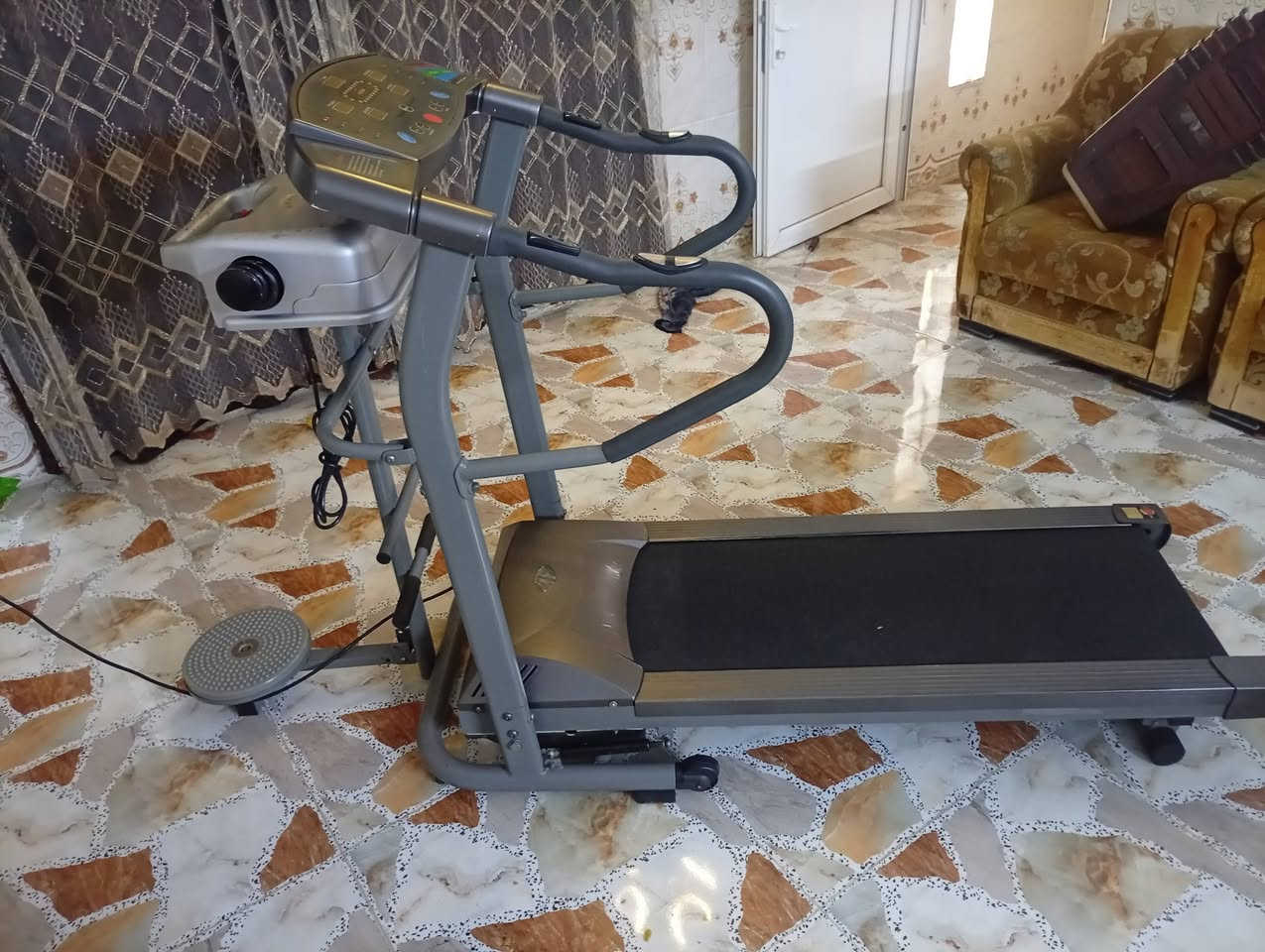 جهاز رياضه شغال مابي عيب للبيع نظيف جدا والسعر 225. الف العنوان كركوك حي العروبة الاتصال على الرقم التالي ***********
