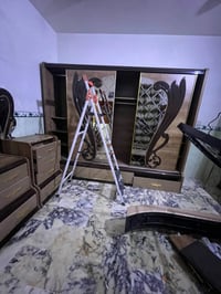 غرفه نوم • نضيفه • جرارات مكسورة