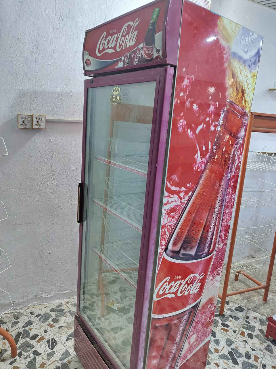 سلام عليكم. سفينه جديده مترين أو براد تبريد ثلج عل فحص . او رفوف داير خمس طوابق. او رفوف جكاير. او سلات مال جبش 2. مكان نجف مشخاب. ***********
