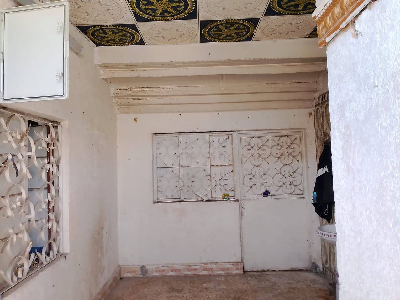 بيت للايجار في الجمهوريه إيجار ٤٥٠ وبي مجال  للاستفسار الاتصال على الرقم ***********
