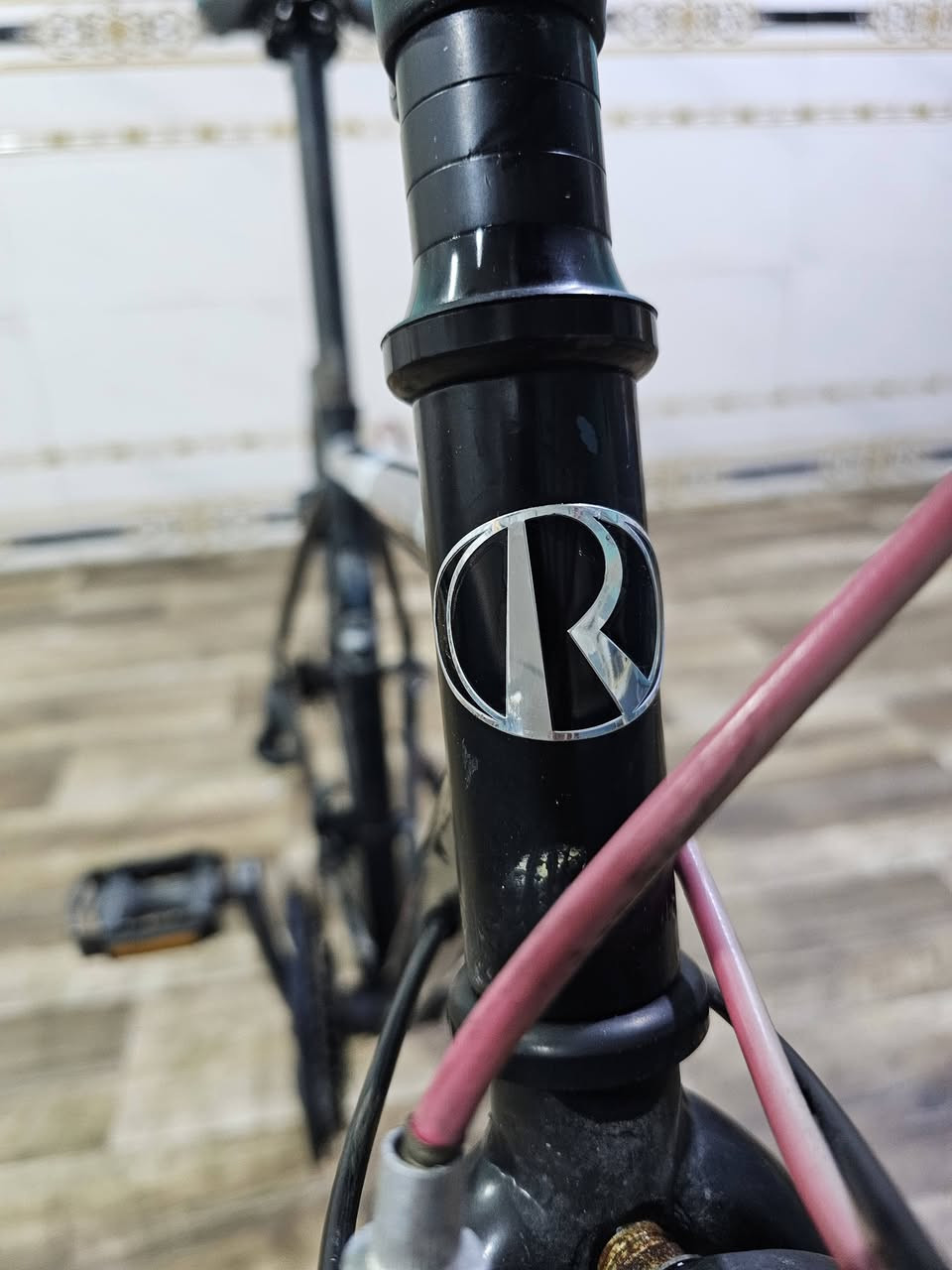 بايسكا ، c700 من شركة ROODMASTER اصلى وكاله اى قطعه ما مبدل نضافه مرتبه استخداه مدرسي فقط استخدمته اقل من اربع اشهر وتركته قطعه مرتبه كلشى شغال بيه البداله شغاله بس توديها للمصلح يوزنه الك ب 2000 دينار والتاير الوره مبنجر مادري من عفته رجعت نفخت لكيته مبنجر فقط هذا كل البيه وقطعه كلهن مال الشركه سعره 100 الف وبيه مجال للشراي للعلم سعر الجديد 190    ***********
