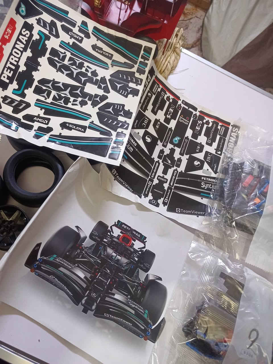 هذا المنتج هو مجموعة بناء LEGO Technic Mercedes-AMG F1 W14 E Performance. 
النوع: لعبة سيارة سباق قابلة للتركيب.
المميزات: تحتوي على خاصية السحب للخلف (pull-back) لتنطلق السيارة بسرعة.
التفاصيل: تتضمن ملصقات تفصيلية تحاكي سيارة السباق الحقيقية.
التصميم: تصميم دقيق مستوحى من سيارة مرسيدس-آي إم جي فورمولا 1 الحقيقية
حجم التاير 8/4
شي روعه
السعر 30 الف مع توصيل


**إذا كنت صاحب هذا الإعلان وتريد حذفه لأي سبب، رجاءا أرسل رسالة إلى الدعم الفني**