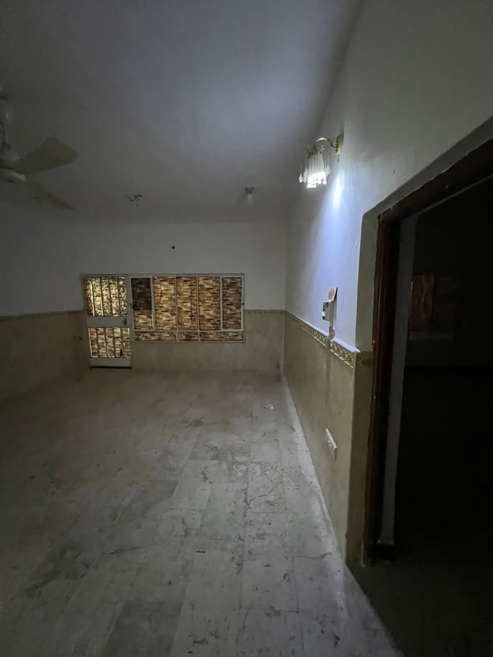 بيت للبيع 🛑طابو صرف ام العصافير ركن 

البناء👷🏻‍♂️كونكريت مسلح
المساحة 📐m186

البيت يتكون من:

-استقبال 
-صالة
-غرف عدد(2)
-مطبخ 
-صحيات داخليه
-صحيات خارجية 

السعر 💰120 وبي مجال بسيط يرهم نقد ويرهم مبادره 

📞 للاستفسار والتواصل: يمكنكم المراسلة عبر الخاص، أو الاتصال/واتساب على الأرقام التالية: 👤 أستاذ حسين: *********** 👤 أستاذ مثنى: ***********

📍 عنوان المكتب: نزلة الجسر - من جهة الجربوعية - مقابل مجمع صادق آل مطشر. ✨ مستعدون لعرض كافة عقاراتكم وتسويقها بأفضل صورة.
