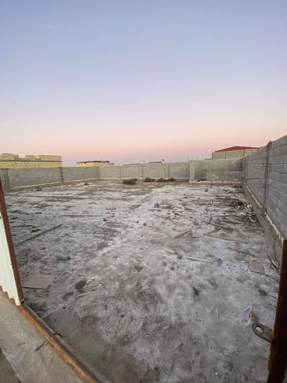 قطعه زراعي شارع الجملونات طريق العكيكه المساحه 400م مسيجه الوجه 19م والنزال21م قريبه علشارع سعر مناسب للأستفسار *********** او مراجعه مكتب عقارات البركه خنيطله شارع الكراج
