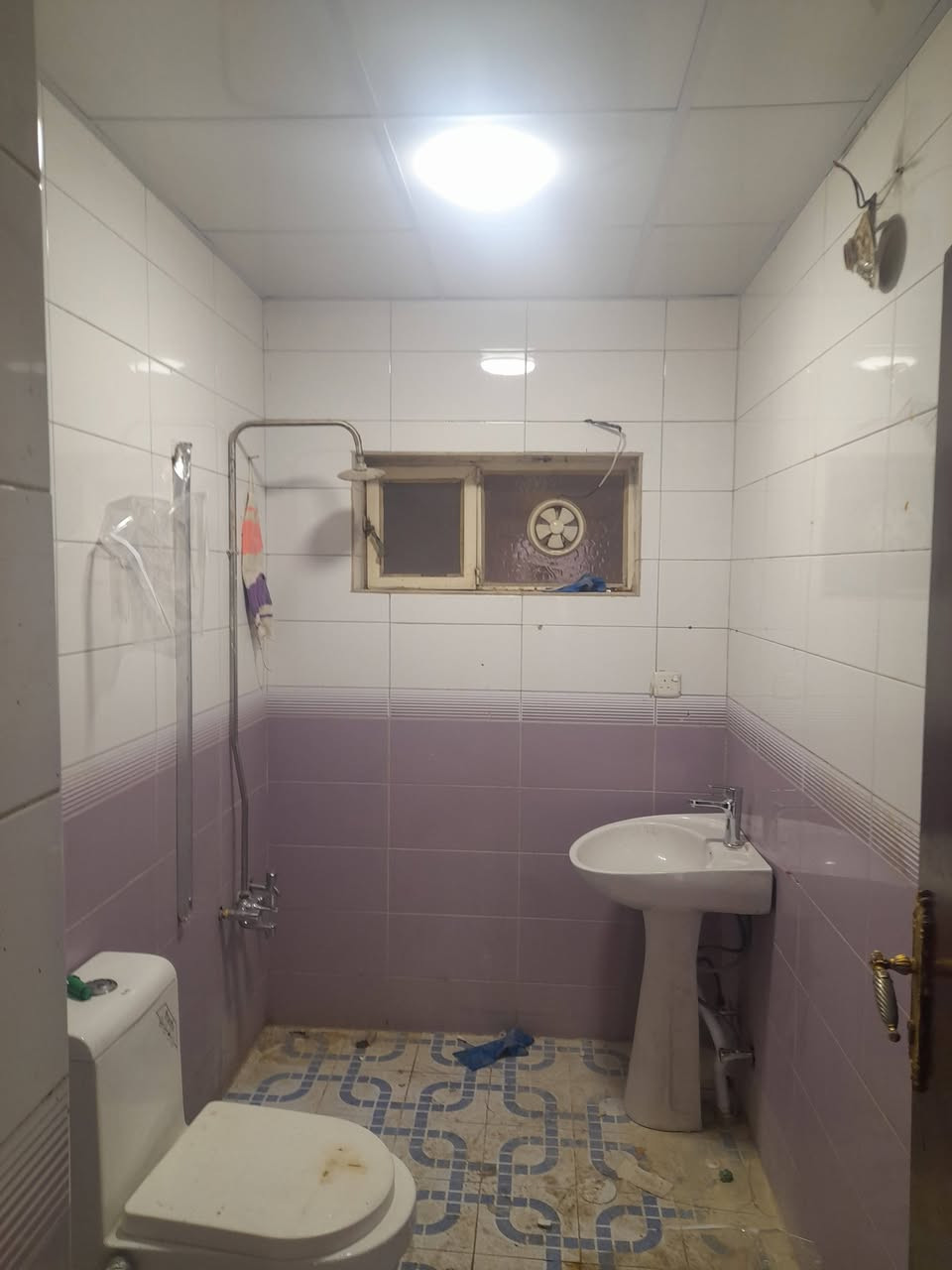 ايجار شقة نظيفة 
غرفتين وصاله مطبخ كبير مع الملحق ❣️السيدية مدخل جامعة الشعب ثالث فرع ع اليسار ❣️٦٠٠ الف دينار قفلها للتواصل***********
