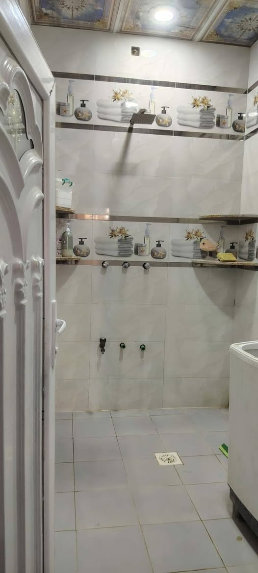 السلام عليكم دار البيع المساحه 250 متر ركن على شارعين بذاك الصوب بلقرب من فوج طوارء مقابيل  اسواق عقيل الكناني مسحوب علي سكان ***********
***********
