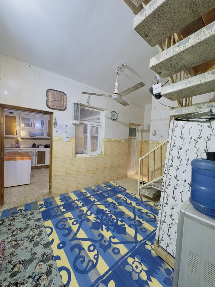 بيت للبيع في حي الوفاء قرب مجسرات الزهراء خلف الشارع الخدمي
يتكون من طابقين 

🔹 الطابق الأول:

* غرفة
* صالة
* استقبال
* مطبخ
* حمام داخلي وحمام خارجي

🔹 الطابق الثاني:

* غرفتين
* صالة
* حمام

موقع ممتاز قريب من الخدمات والأسواق، ومنطقة هادئة وسكنية مرغوبة.
السعر 125 وبي مجال 
للاستفسار ***********

