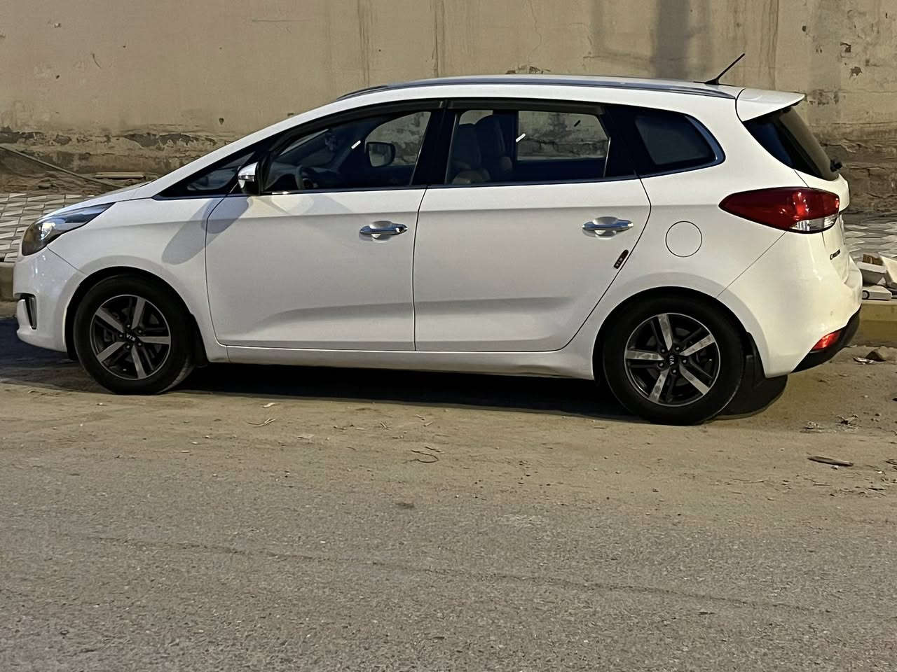 السلام عليكم
كيا كارنز موديل ٢٠١٤ خليجي  
مكينه 2000دوش 
رقم كربلاء بأسمي مشروع وطني 
سياره فول مواصفات 
تحكم استيرن جهتين +شفتات
مانع انزلاق APS
مري شفط +إشاره بالمري
أشاره ترحيب
شاشة كبيره
حساسات خلفية 
ويل كب 
تبريد قطعتين 
دوران لايت الأمامي مع دوران الاستيرين 
ثلاث مودات قيادة 
نظام eco
بيه تخم تاير جديد
باتري جديد
حداديه كله جديد
ماشيه ١٥٩
كير مكينه تبريد شرط الفحص 
مكاني الديوانيه مركز المحافظة 
سياره بيه بارد بالجاملغ الخلفي مقدار شبر 
وصبغ بالجنطه مثل ماموضح بالصورة
باقي كفاله 
السعر ١٤٨ وبيه مجال
ترهم مراوس بسياره موديل احدث شرط  عالي خليجي 
***********
