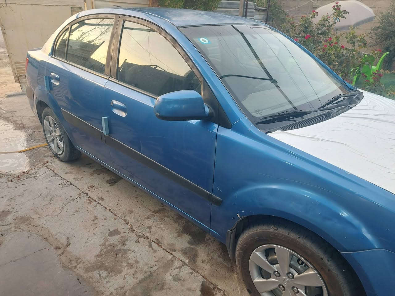 السلام عليكم ريو موديل ٢٠٠٦ للبيع امريكي كير ومحرك جدد شادهن تبريد ثلج بالصيف باتري وتايرات جدد بيهة جراد قمارة وبنيد وبيها صبغ ابيع حزام ضربة يم قبق البانزين السعر ٦٧ وبيها مجال للشراي 
***********
