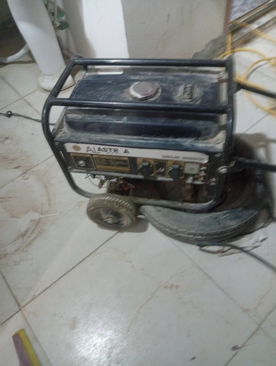 مولد سلف 12امبير للبيع السعر 200وبيه مجال مكانه طريق ياعلي عمود 124رقم  ***********
