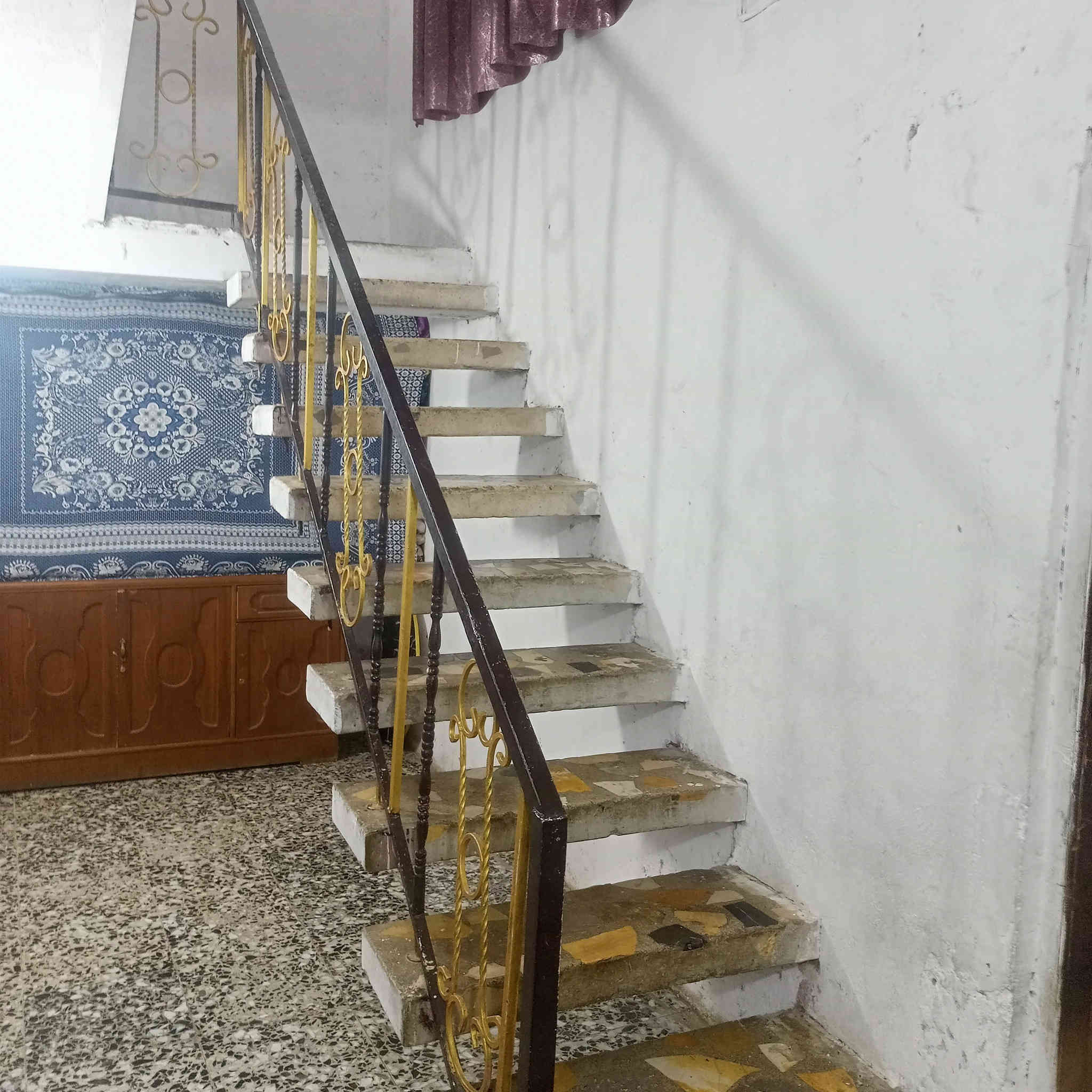 بيت اللبيع مساحة ٢٠٠ متر قاطين غرفتين نوم بل قاط الثاني وغرفتين جوة مكانة بغداد  قرب كراج الاسدي جامع زينب الكبرى شارع المواكب منطقة ٣٠٠ بل بداية السعر ١٤٥ هذ رقم والدي ***********
