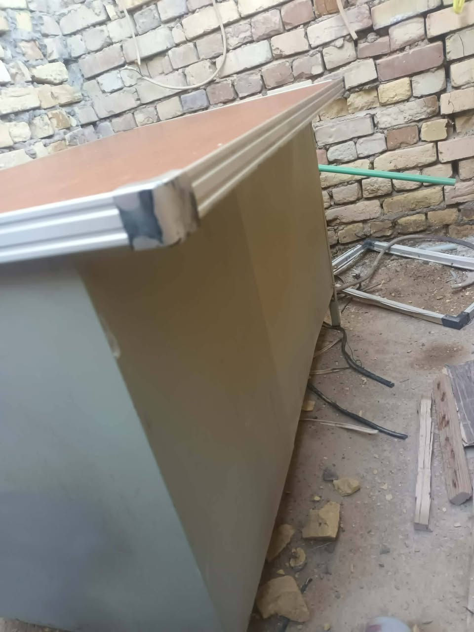 ميز مكتبي للبيع السعر 40 وبيه مجال قليل، للاتصال ***********
