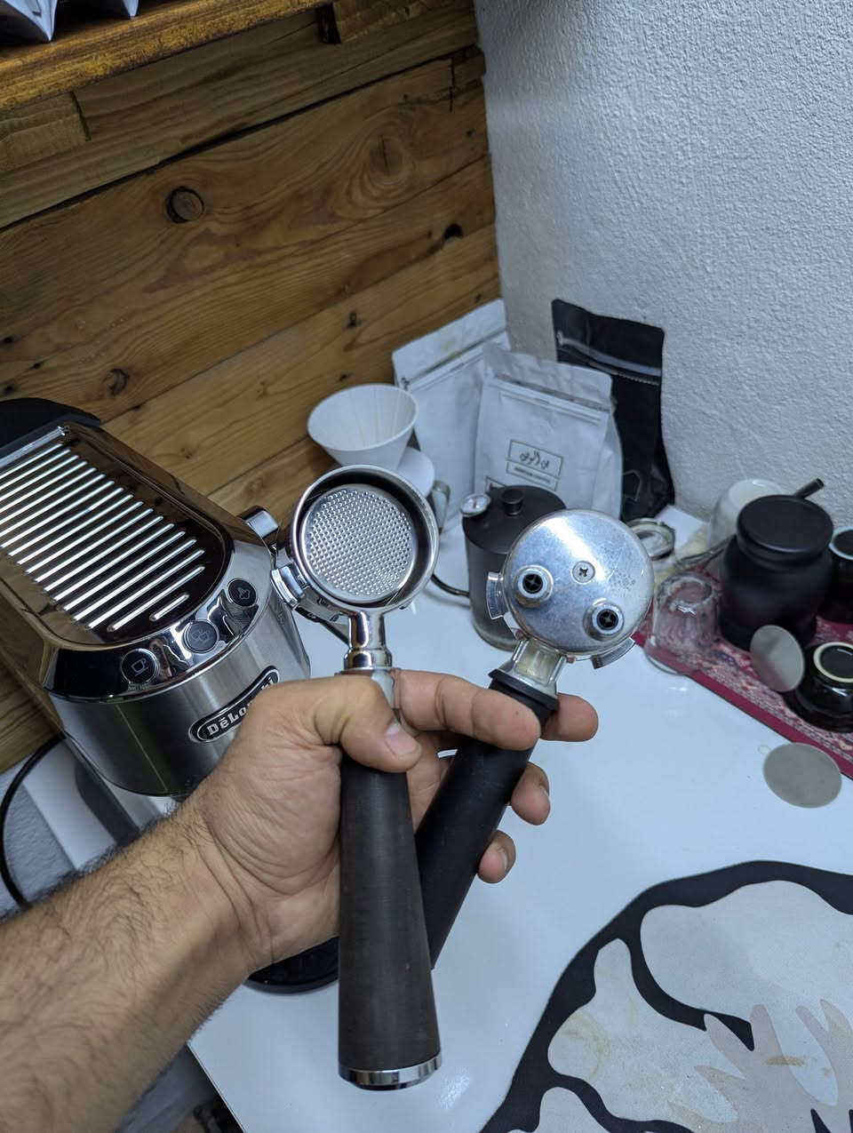 للبيع ماكينة قهوة De'Longhi Dedica ec685 بحالة ممتازة وشغالة تمام.
​المواصفات والملحقات:
​البورتافلتر الأصلي: موجود مع الماكينة.
​بورتافلتر مكشوف (Bottomless): مرفق إضافي لاستخلاص احترافي وشكل كريمي أفضل.
​الحالة: الماكينة نظيفة جداً، خزان المياه كان فيه كسر وتم إصلاحه بالكامل (شغال 100% بدون أي تسريب).
​السعر: مناسب جداً وقابل للتفاوض.
للتواصل والاستفسار: خاص


**إذا كنت صاحب هذا الإعلان وتريد حذفه لأي سبب، رجاءا أرسل رسالة إلى الدعم الفني**