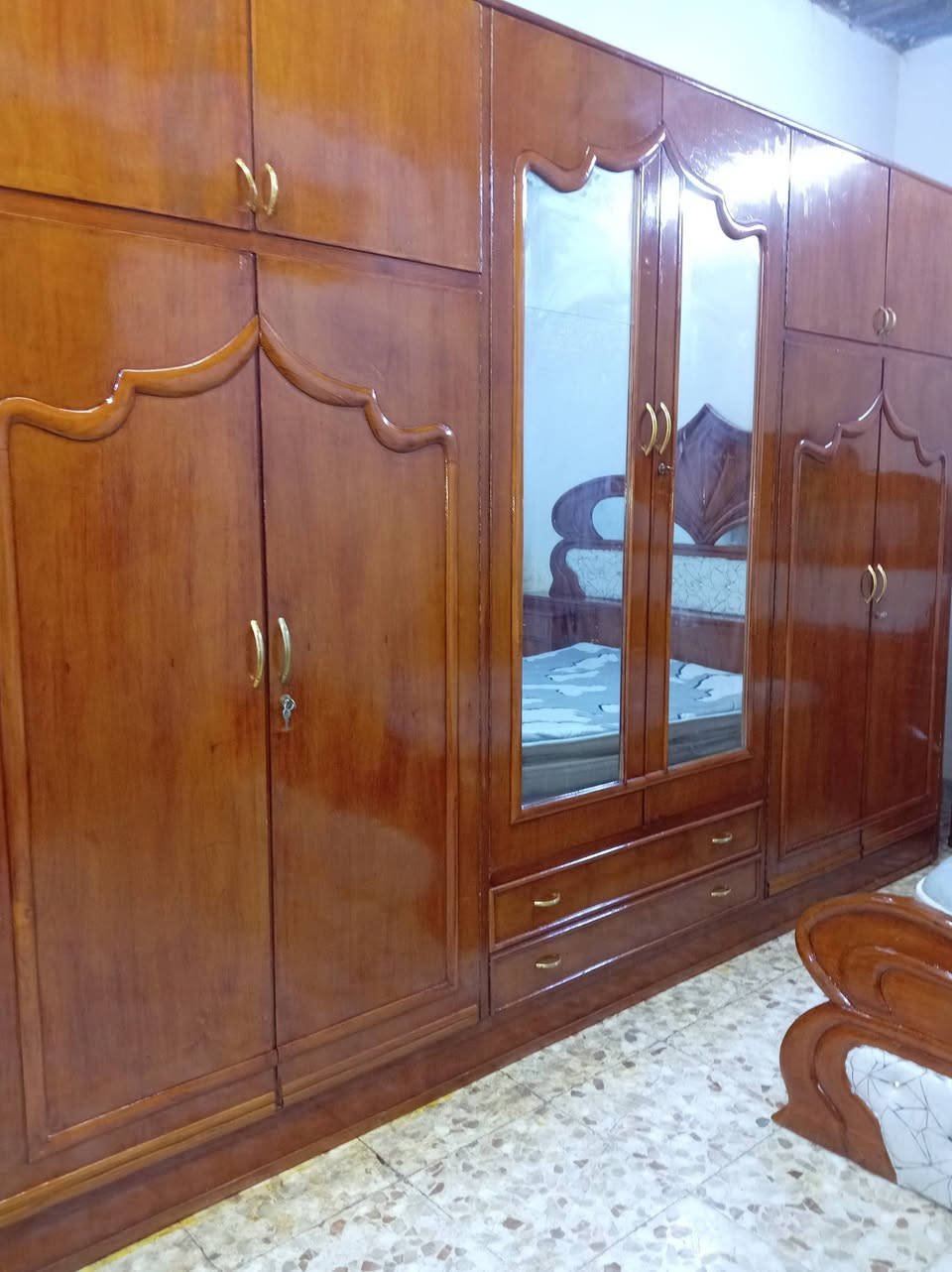 مكلف بلنشر غرفه تسكام نجاره صاج داخل وخارج ظهر جرجوبه 850 وبيه مجال مكانه حله للإستفسار الاتصال بلرقم ***********
