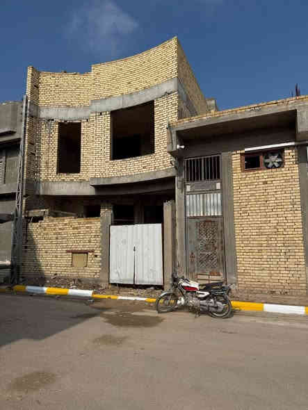 بسم الله

            #دارسكنَ_للبيع

¬حي الصادق
¬قرب ابو ببسي القبطان
¬ثاني بيت عن شارع رئيسي
____________________
            ¦تفاصيل الدار
¬المساحة 125 متر واجه 6 وربع في 20م
¬غرفه وصاله مطبخ واستقبال صحيات
الثاني غرفيتن وصاله كبيره صحيات 
¬بناء كونكريت حديث جدا
¬طابقين مثل ماموجود بالصور
¬الماء والكهرباء ولباخ جاهزه
¬النواقص بس سيراميك بياض بوب خارجيه وداخليه
¬مطلوب إسكان ٤٥ مليون
¬السعر ١٧٥ مليون وبيه مجال
_________________________
 يرجا الاتصال على الأرقام التاليه
***********

***********
                                     التوفيق من الله
