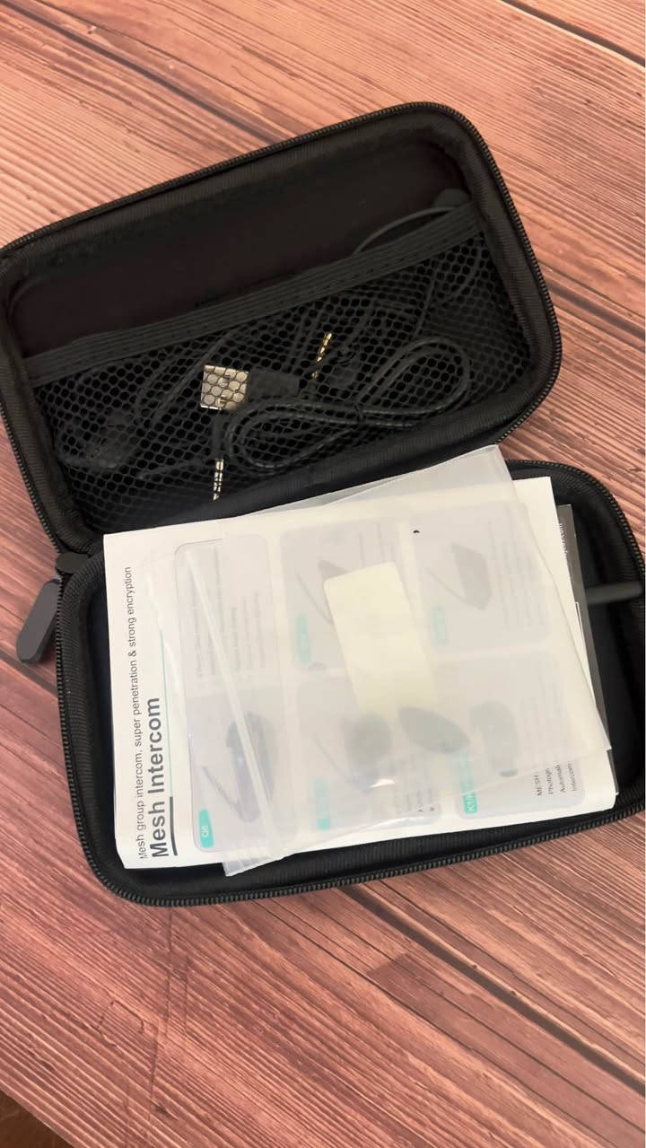 هذا هو جهاز اتصال داخلي (إنتركوم) احترافي لحكام كرة القدم من طراز EJEAS FBIM. تم تصميم هذا النظام اللاسلكي لمساعدة حكام المباريات على التواصل بوضوح وفعالية أثناء المباريات والتدريبات. 
تشمل الميزات الرئيسية للجهاز ما يلي:
اتصال بلوتوث متقدم: يستخدم شريحة Qualcomm Bluetooth 5.1 لتحقيق اقتران سريع واستهلاك منخفض للطاقة. 
اتصال متعدد الأشخاص: يدعم الاتصال الداخلي في الوقت الفعلي لما يصل إلى 4 أشخاص، بمسافة تحدث تصل إلى 1500 متر. 
تقنية تقليل الضوضاء: يعتمد تقنية CVC المتقدمة لتقليل الصدى وضوضاء الخلفية، مما يضمن صوتاً واضحاً ومستقراً. 
بطارية طويلة الأمد: يحتوي على بطارية قابلة لإعادة الشحن بسعة 850 مللي أمبير توفر ما يصل إلى 19 ساعة من وقت التحدث. 
مقاومة للماء: حاصل على تصنيف IP65 لمقاومة الماء والغبار، مما يجعله مناسباً للاستخدام في مختلف الظروف الجوية. 
تصميم محمول: الجهاز صغير ومحمول، وسماعة الأذن مصممة لتبقى ثابتة أثناء الجري. 
يستخدم هذا الجهاز في مجموعة متنوعة من الألعاب الرياضية مثل كرة القدم وكرة السلة والكرة الطائرة والرجبي وغيرها. No أربيل, العراق


**إذا كنت صاحب هذا الإعلان وتريد حذفه لأي سبب، رجاءا أرسل رسالة إلى الدعم الفني**