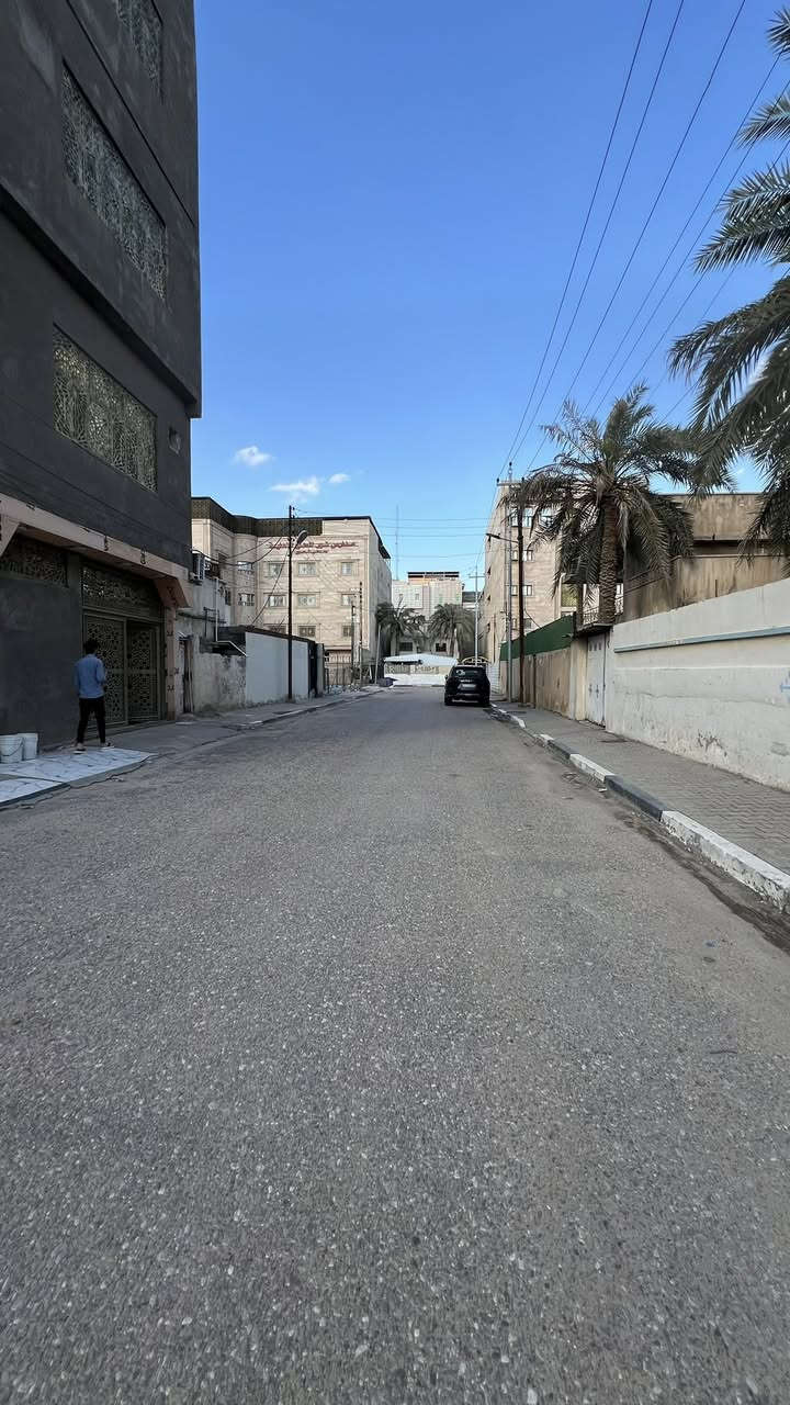 بناية ركن + قطعة ارض للبيع في الجزائر في تبعد قرابة 100 متر عن شارع عام الجزائر المساحة الكلية 235 متر والواجهة الاولى 15 متر والركن الثاني 16 نصف القطعة مبني بناية 4 طوابق كل طابق يحتوي على شقة متكاملة غرفتين صالة وحصحيات ومطبخ وتحتوي البنايه ايضا على مصعد |للأستفسار اكثر *********** |#زين_المنصوري
