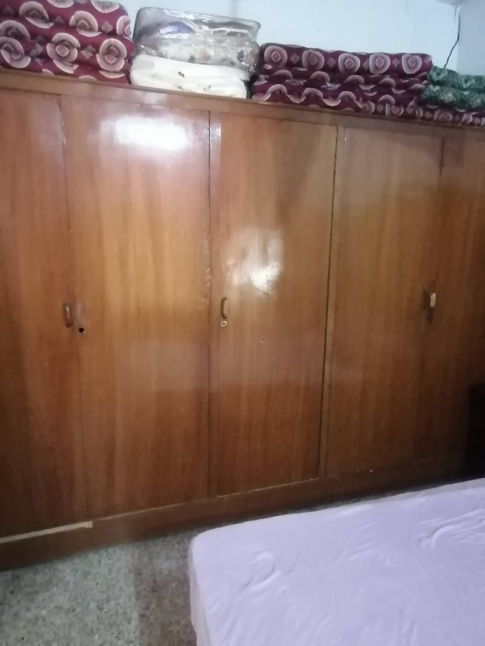 غرفه النوم مستخدمه السعر 500 وبيها مجال للاستفسار الاتصال على الرقم *********** موجود واتساب
