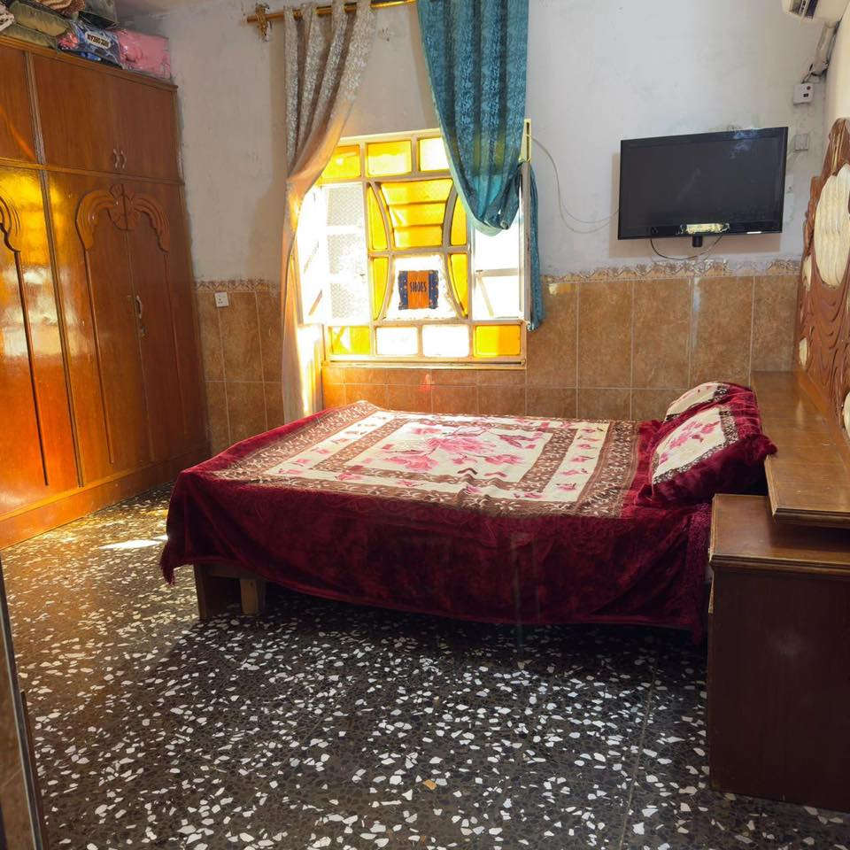 السلام عليكم بيت للبيع مساحه 250 متر يحتوي على استقبال وغرفتين نوم وصاله ومطبخ الخدمات وصله قريبة العنوان الشعلة الدونم شارع اسد بغداد قرب بانزين خانه القديمه سعره 90 وبي مجال الرقم *********** الاستفسار
