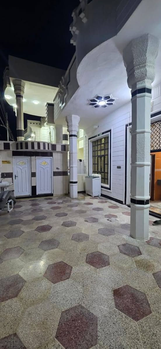 بسم الله إعلان بيت للبيع الرمادي التأميم القادسية الثانيه قريب من مجمع أم شهد المساحة ٢٤٠متر وجه ١٢متر نزال ٢٠متر سنه البناء ٢٠١٢ البيت ٢طابق يحتوي البيت على ٤غرف نوم استقبال مطبخ حمام عدد ٣ عرض الشارع ١٠متر تبليط مجاري ع حديقه مكان مميز تبعد عنه المدارس واسواق ٥٠متر كلشي متوفر سعر مناسب ١٥٥مليون قابل للتفاوض طابو صرف تحويل مباشر أستفسار أكثر ***********
