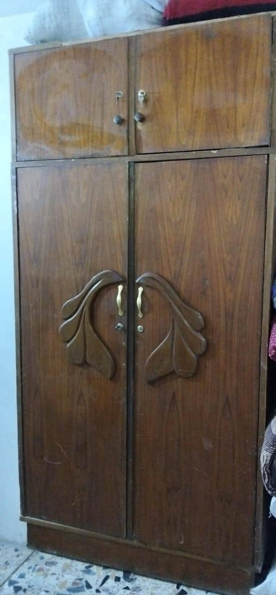 للبيع ٥ بيبان ٢٥٠ بابين ملحق ١٥٠ تخم ١٧٥
 المكان كفاءات العبيدي
 ***********
