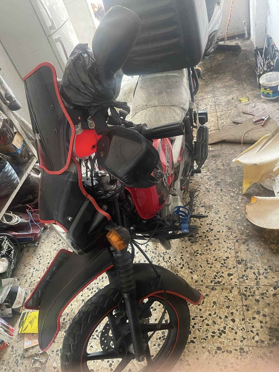 يالله السلام وعليكم بوكسر 22 دراجه مكفوله كفاله عامه مرقم وما مفتوح برغي بيها شرط كهربائيات لايتات الدراجه مجنبزه وحلوه وناعمه سعره مليونين و 300 وبيها مجال للشراي 
مكاني بغداد الشعله قرب العلوه 
رقم واتس ***********
