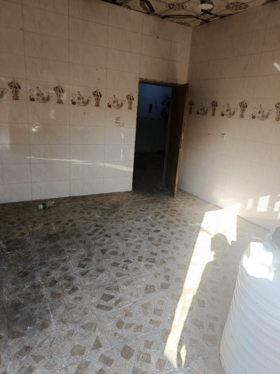 بيت للبيع كوفه
منطقة البراكية شارع المطار القديم قرب مدرسة الجنائن الأهلية .. 
البيت أساس صب كونكريت وسيراميك وكاشي يحتوي على استقبال وصالة وغرفتين نوم وصحيات ومطبخ حار وبارد وكراج كبير وبيتونه.. 
مساحة البيت الكلية 200 متر مربع . 
ويحتوي ايضاً على ثلاث محلات تجارية لان 
البيت صاير ع الشارع العام موقع تجاري .. 
مساحة البيت مع المحلات 260 متر مربع 
يباع كامل البيت والمحلات ..***********سعر ١٣٥وبي مجال بيت تجاري
