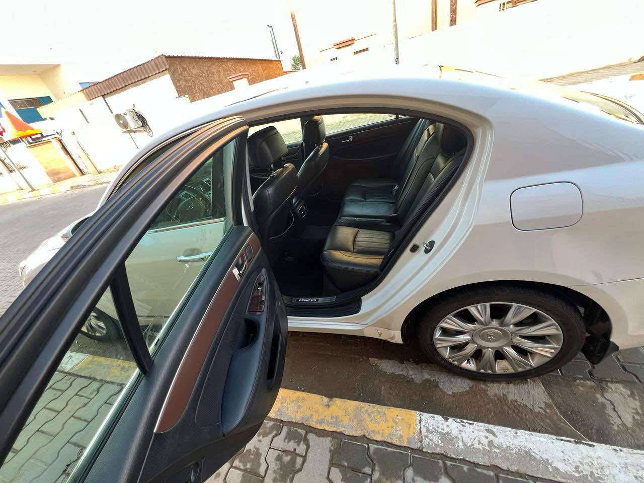 2011 فول اعلا مواصفات السياره بيه قطع صبغ ابيع حزام شواصي وحوض مكفولات 110 وبيه مجال
***********
