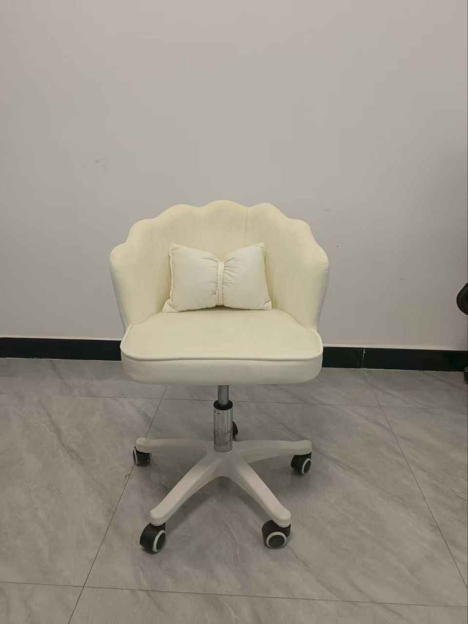 كرسي مكتبي فيونكا 
قياس بالصورة
لون وردي وابيض 
كوالتي عالي
️السعر 60 الف بغداد, العراق


**إذا كنت صاحب هذا الإعلان وتريد حذفه لأي سبب، رجاءا أرسل رسالة إلى الدعم الفني**