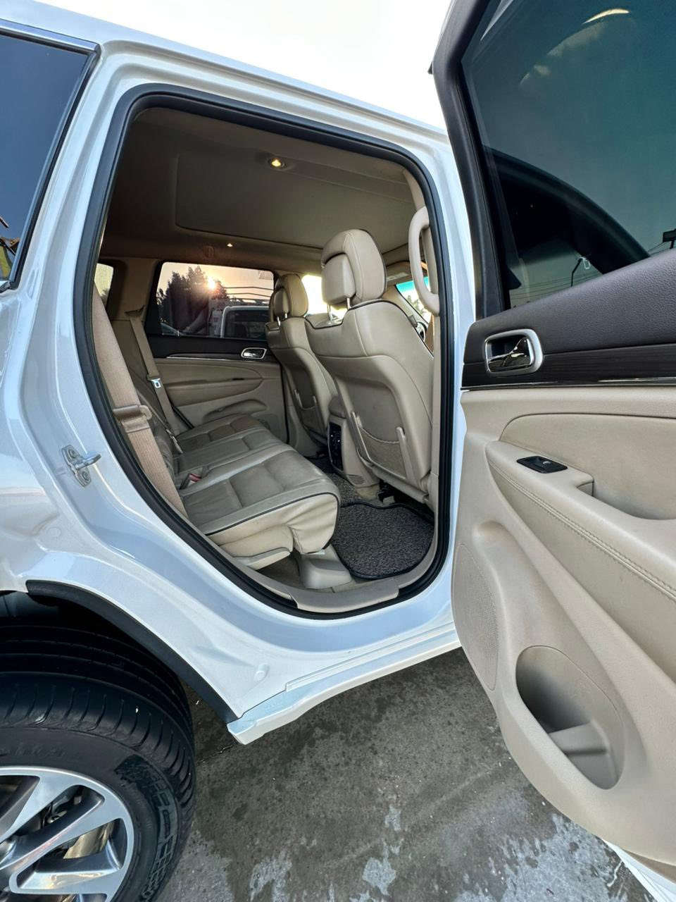 � للبيع | Jeep Grand Cherokee Overland 2018
فئة أوفرلاند

أعلى مواصفة – فخامة وأداء على أعلى مستوى

▪️ موديل: 2018

▪️ محرك: 6 سلندر 3.6L

▪️ كير: أوتوماتيك 8 سرعات

▪️ دفع: 4×4

▪️ اللون: أبيض

▪️ الداخلية: جلد فاخر

🔹 مواصفات كاملة:

– تعليق هوائي (Quadra-Lift)

– فتحة سقف بانوراما

– شاشة Uconnect

– كاميرا + حساسات أمامية وخلفية+ رادار 360

– ويل 20

– قيادة ناعمة وثبات عالي

– مناسبة للسفر والاستخدام اليومي

📌 السيارة نظيفة جدًا، استعمال راقٍ

📌 ما تحتاج شي

📌 جاهزة للفحص بأي مكان

📌 أوراق نظامية كاملة

🙋علما السياره معلايه موديل 2021 

💰السعر اتصل على الرقم اوتساب ***********
