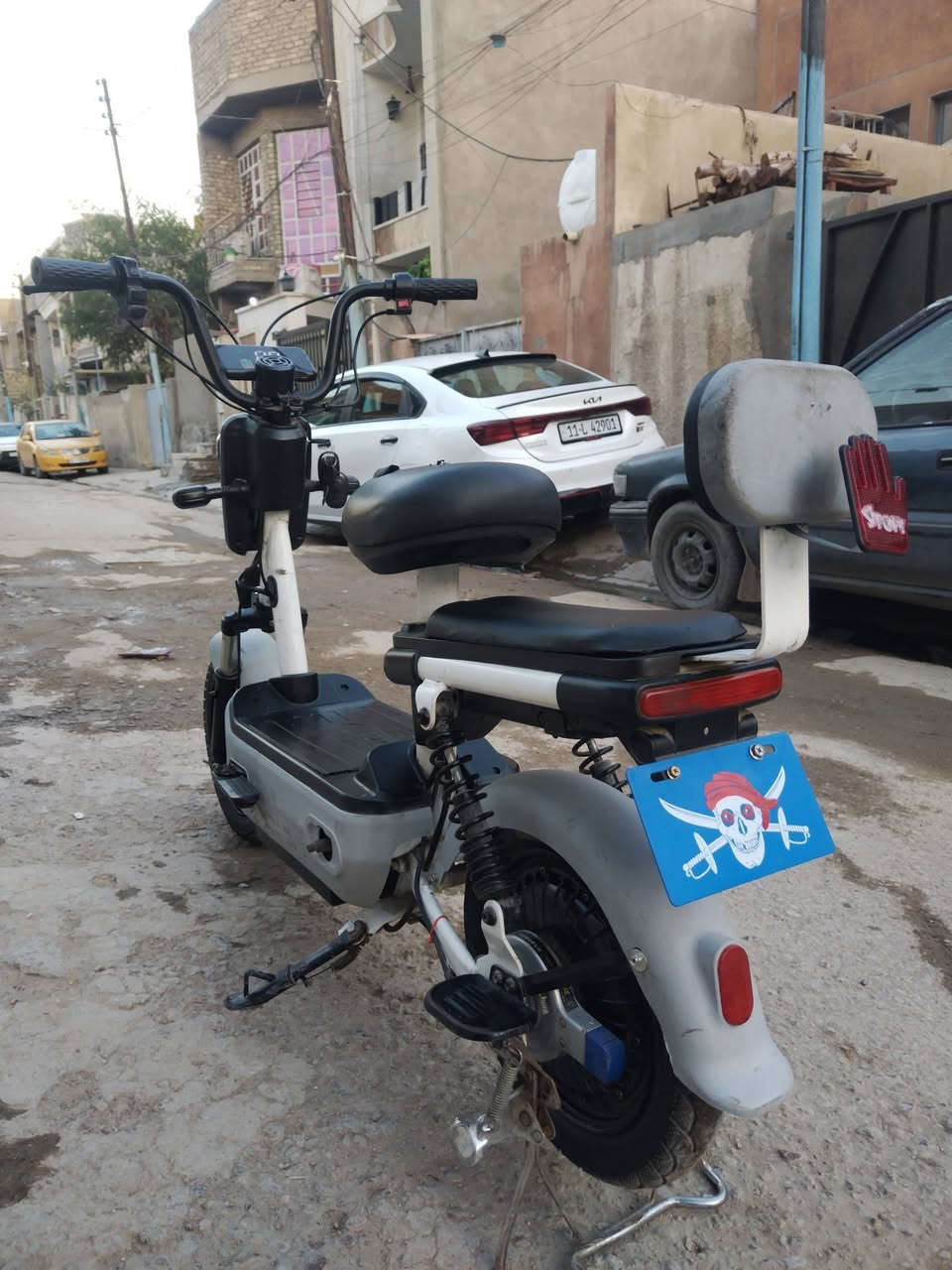 السلام عليكم دراجه شحن حجم ١٤ تجي ٤ بطاريات دراجه نضيفه وكامله مابيه اي نقص تجي وياه شاحنه وبصمه وسويج و ام بي ثري عالي 
السعر ٢٠٠ الف 
العنوان بغداد الامين الثانيه 
رقم الهاتف ***********
