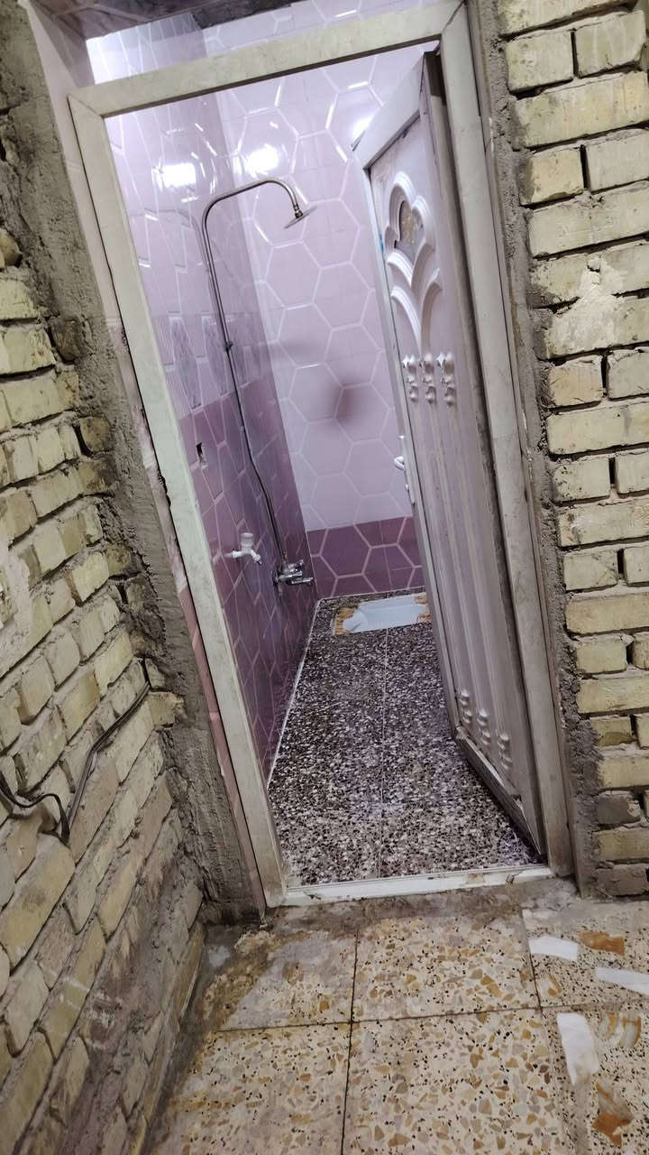 السلام عليكم 
الدار للبيع مساحه 100مربع 
طابو زراعي سند ٢٥
المكان بلديات شارع المصرف قرب عماره أبو أسعد 
طابقين يحتوي الطابق الاول على :
استقبال+  وغرفه نوم+  وحمام+ ومطبخ +وترك + حولي صغير 
الطابق الثاني : 
ثلاث غرف نوم +حمام + حولي  
سعر 175
ملاحضهه: البيت مو كامل مثل متشوفون بلصور يحتاج شويه 
للاستفسار :***********
