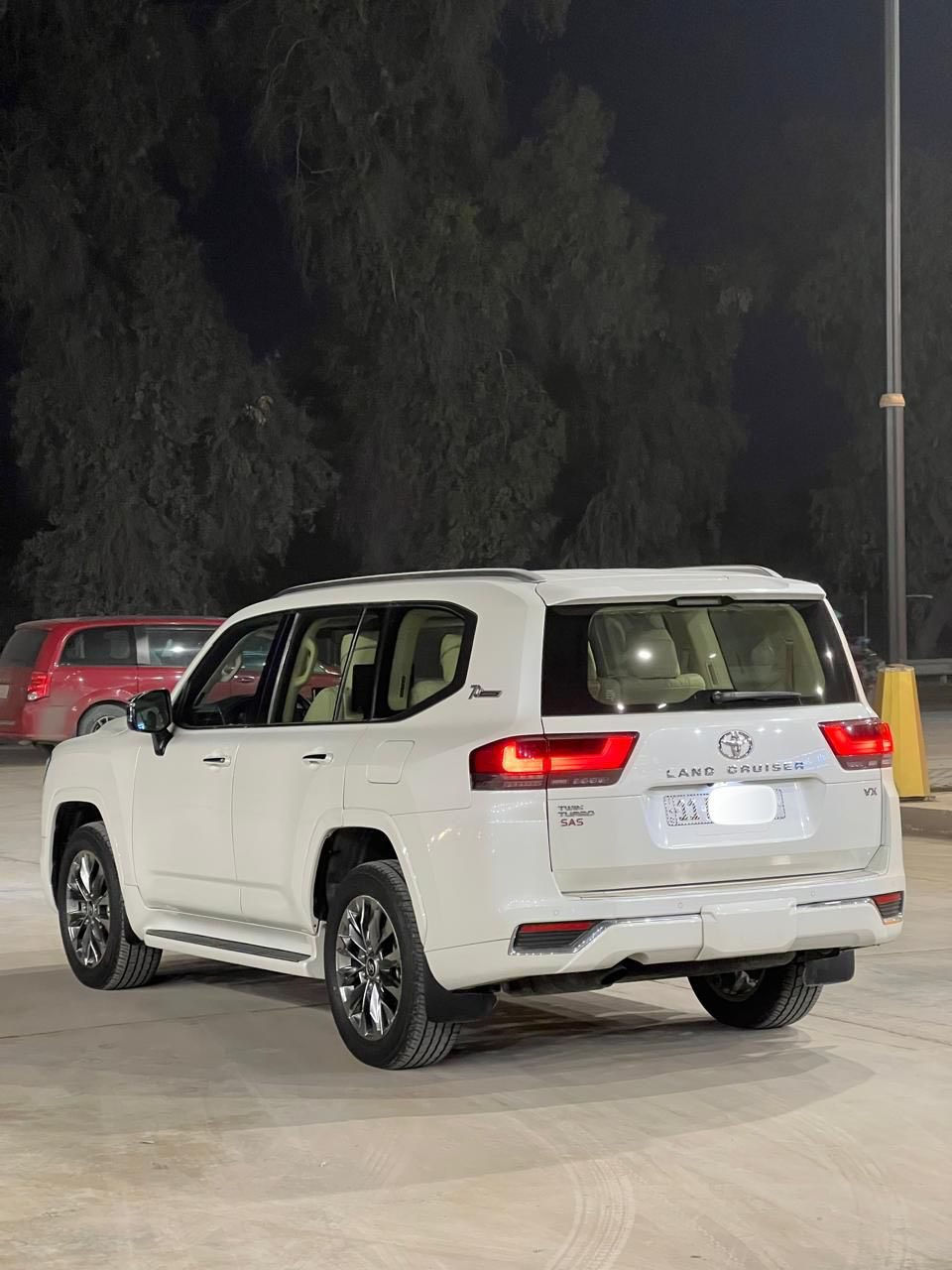 السلام عليكم تحية طيبة
لاندكروز ساز  2022  VX باب أول 
توين توربو
رقم بغداد 
مواصفات :- 
توين تيربو  ثلاث شاشات تطبيق 
سته سلندر  حساسات  كشنات حار بارد كشنات كهرباء امامي خلفي جلد خزن  5 بصمات 
وباقي المواصفات معروفة
شوية بيه بارد 
السعر 67500 $ وبيه مجال 
مكان السياره بغداد 
الأستفسار / ***********
