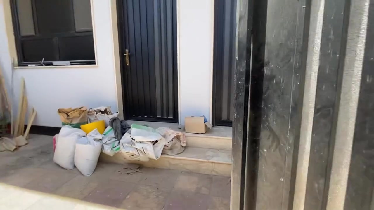 الدار للإيجار بناء حديث قيد التشطيب 

المساحه 160م يتكون من ثلاثة مشتملات 
الطابق الأرضي ويحتوي علئ صاله وهول ومطبخ حار وبارد وغرف عدد 2 ومجمع صحيات 
المشتمل الثاني يحتوي علئ صاله وغرفه ومطبخ ومجمع صحيات الدرج يكون خارجي ويحتوي بعد طابق ثالث يحتوي علئ غرف عدد 2 والمشتمل الثالث يحتوي علئ صاله وغرفه ومطبخ ومجمع صحيات الدرج يكون خارجي ويحتوي بعد طابق ثالث يحتوي علئ غرف عدد 2 
البيت جداً راقي مثل ما موضح بل فيديوا 
للاستفسار مراجعة مكتب الولايه للعقار الكائن شارع أربعين مجاور مجمع االانوار 
 سيد احسان ***********
سيد علي ***********
