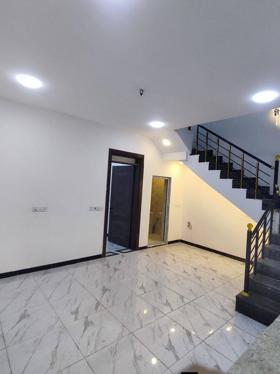 #لدينا_دار_للبيع مساحه 100 متر واجهه 6 وربع ونزال 16 طابو زراعي سند 25 قرار محكمه البيت يحتوي على2 غرف نوم وصاله وستقبال ومطبخ  العنوان بغداد الدورة مدخل البوعيثه مجمع العدل الثاني 
هاتف ***********
***********
