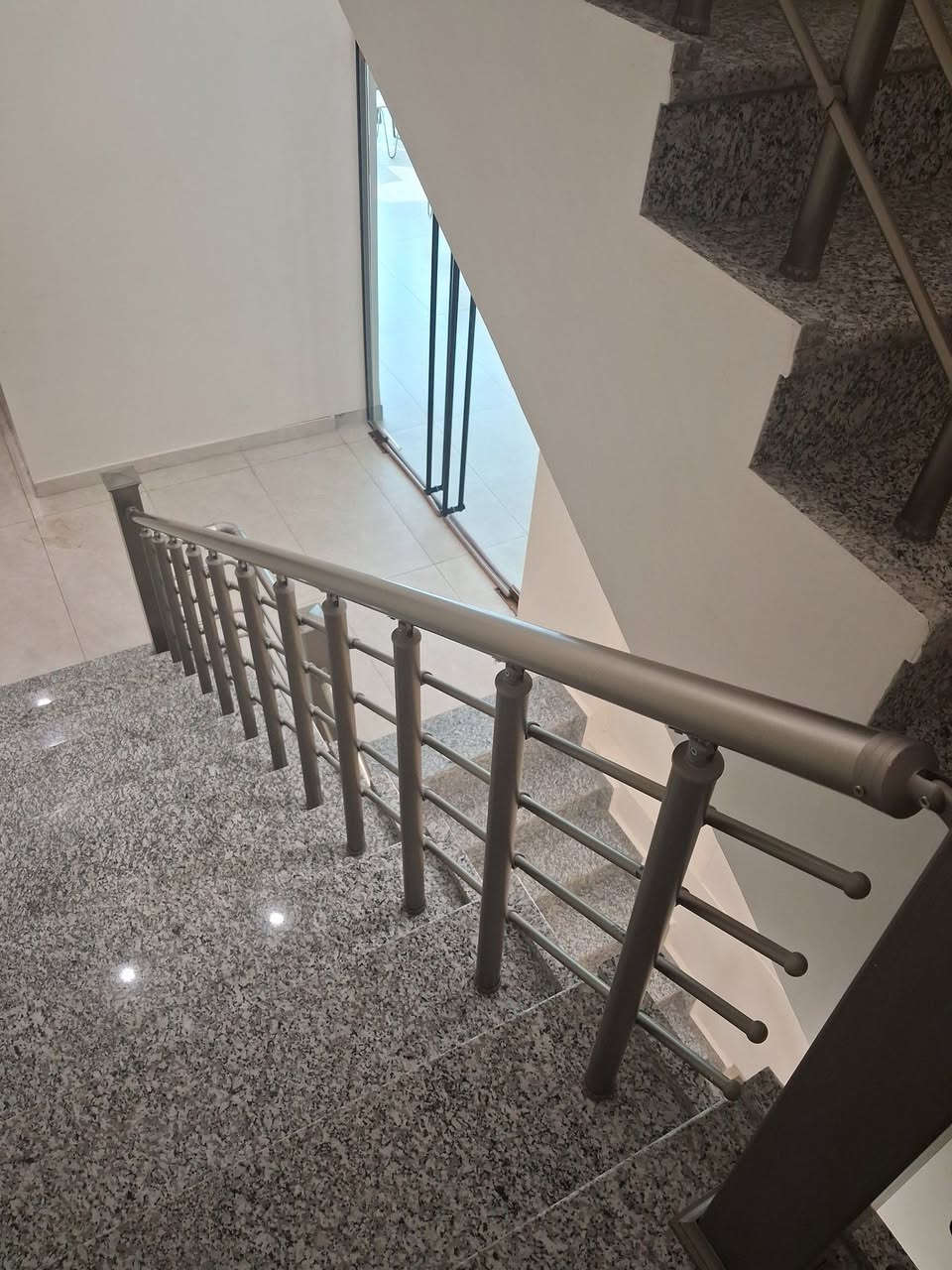 السلام عليكم جميع انواع الالمنيوم شبابك ابواب محجرات واجهات *********** الرقم وتس اب موجود
