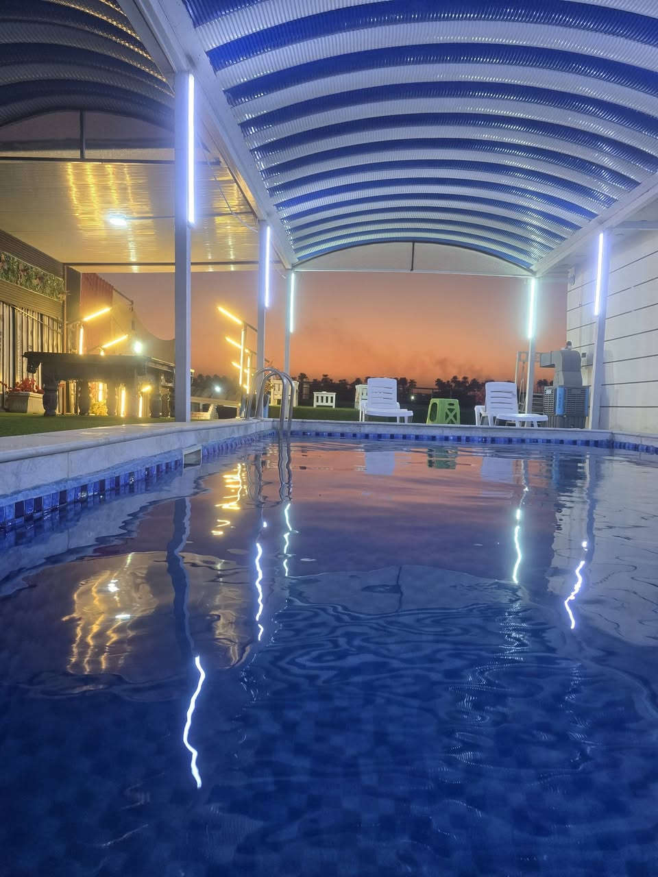 السلام عليكم 
يتوفر حجز يوم الخميس والجمعه مسبح بارد 
زعفرانيه قرب كراده ع نهر دجله مقابيل بعيثه موثقه بل تطبيق اجرلي 
***********
