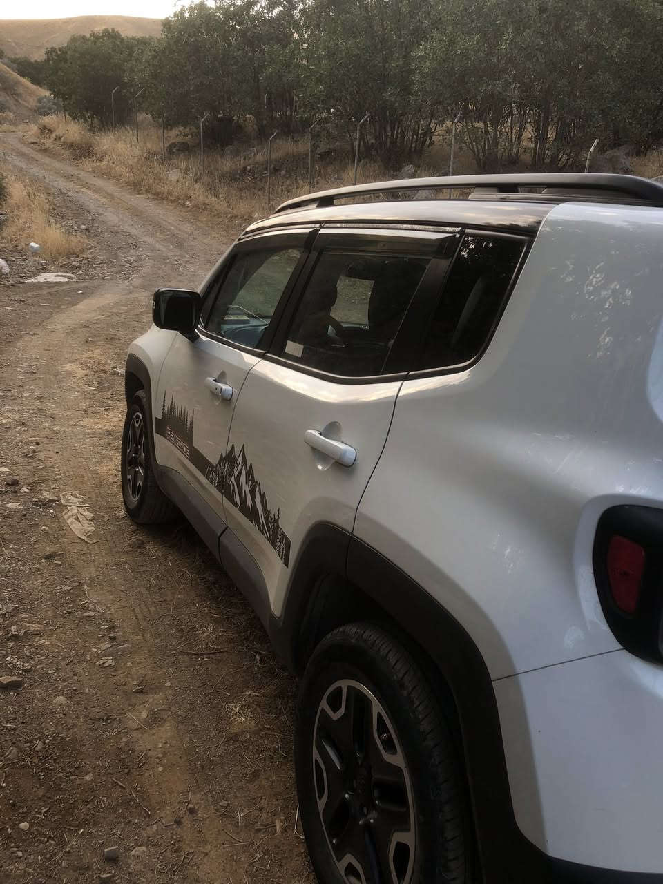 جيب رينيجد ٢٠١٦ ترايل هاوك
رقم اربيل دولي مكان سيارة سليمانية
بيها ثلاث قطع بدون دواخل موضح بالصونار
محرك مفتوح للكازكيت 
كتبت كل شى عن سيارة و سعرها ١١٠ و بيها مجال شراى يتواصل على واتساب ***********
