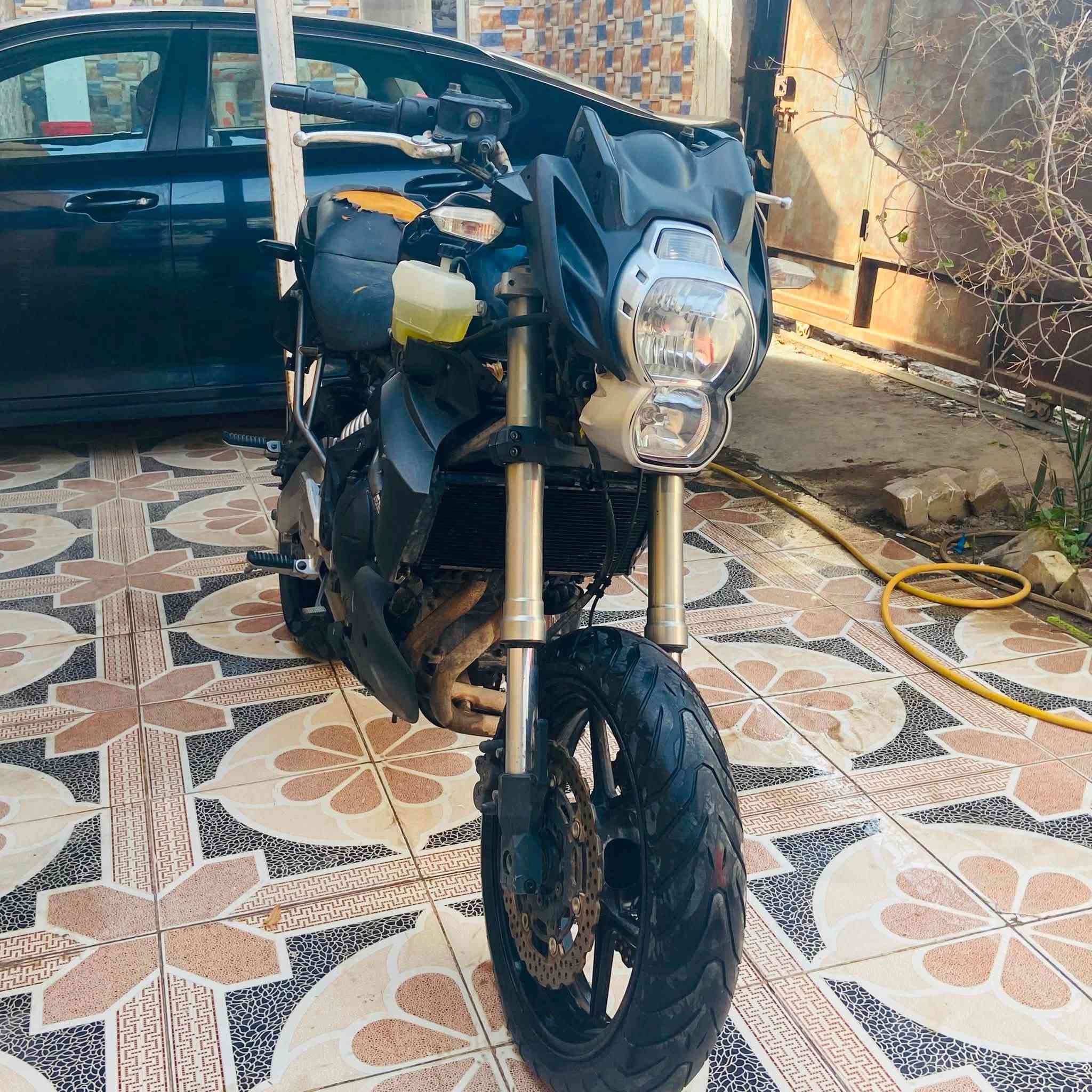 *للبيع: Kawasaki ER-6N * كاوسكي ER-6N ، الدراجة كلك ، بدون اوراق
*تفاصيل الدراجة* 
- *النوع*: Kawasaki ER-6N 
- *المحرك*: - 2 سلندر - تبريد مي 
- *الموديل*: تقريباً 2009-2011  
- *الحالة*: مشروع تصليح / قطع 
- *اللون*: اسود 
 
الملاحظات : الدراجه واكفه يرادلها باتري وقبق الملف ما كابس عدل الدهن ينزل منه بشكل بطيئ جداً والعتله مال الكلج مكسوره لكن موجوده ، كفراتها موجوده ضامها 
مناسبة جداً للي يريد يشدها او يريدها قطع غيار. كل شي بيها اصلي. 
 
*السعر : 10 اوراق  
*المكان*: البصرة ، الدير  
 
للجادين فقط. اتصال او واتساب: [***********] 
 
--- 
ملاحظة: صور حقيقية للدراجة. بيها مجال للشد وترجع وكالة ان شاء الله
