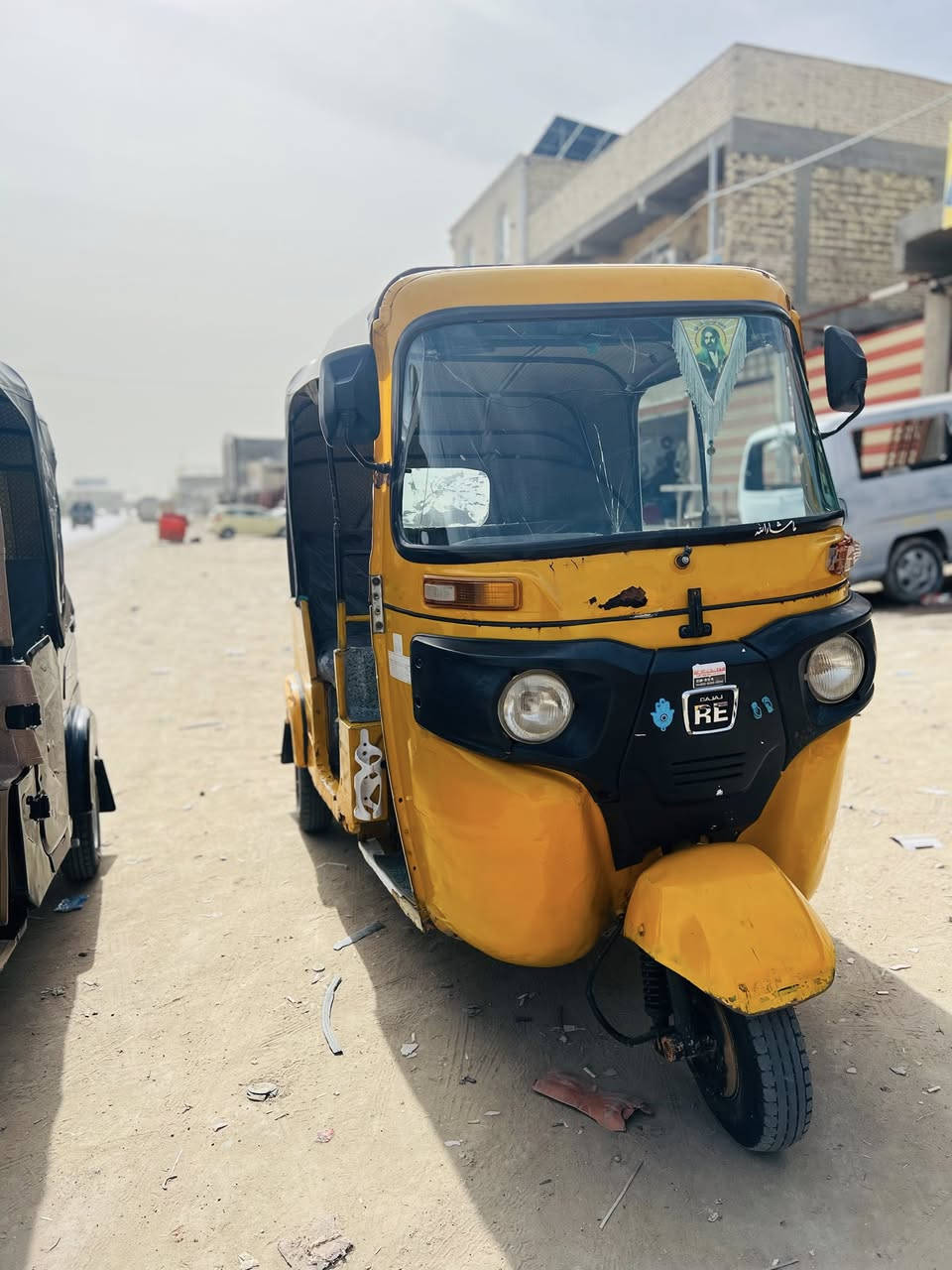 السلام عليكم تكتك للبيع 18اوراق تكتك خير من الله كهربائات كلهة شغالة تخم تاير جدد بيهة فقط خياسات بصيطة مثل ما وضحة بلصور ومكينتهة بيهة خيط بخار بس ما بيهة اي صوت صافية السعر 4/250. وبيها مجال الرقم ***********
