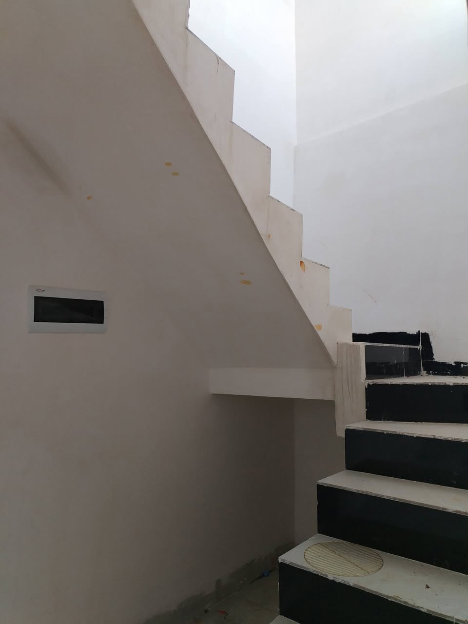 للبيع
بيت ١٥٠ متر بناء حديث طابق واحد درج داخلي بيتونه
غرفتين نوم وهول واستقبال ومطبخ وصحيات وكراج
العنوان كركوك ٥٥
السعر ٥٠ مليون
للمزيد اتصل بالرقم
***********
