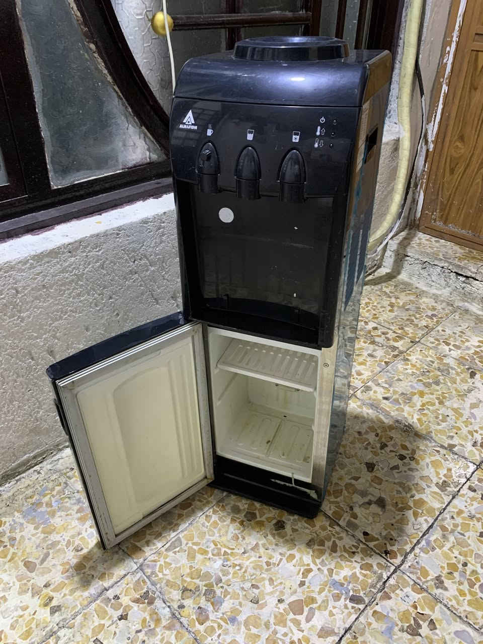 براد ماء الحافظ مستخدم نضيف يحتوي على ثلاجة السعر50 الف العنوان بغداد مدينة الصدر ***********
