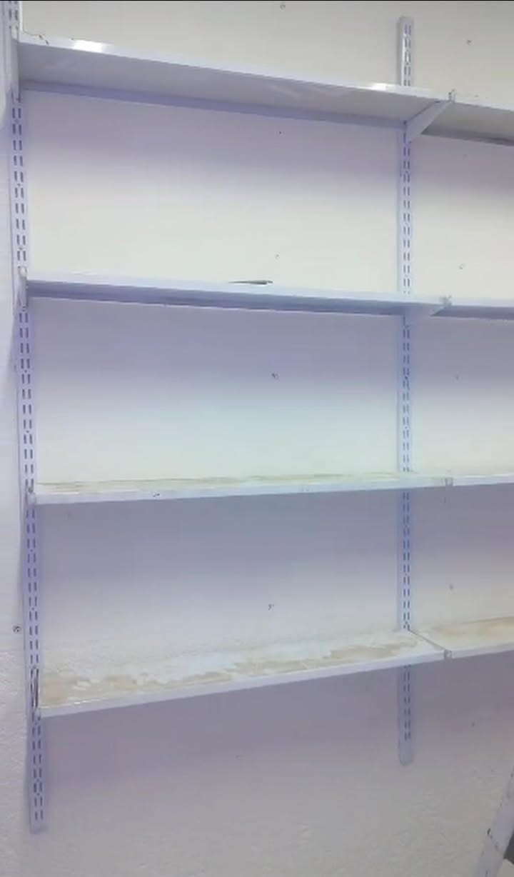 السلام عليكم 
اخوان  عندي هذولي الرفوف  للبيع سعرهن ٣٠٠. الشراي يجي  خاص. وعفيه  مستعجله عليهن. 😩💙


**إذا كنت صاحب هذا الإعلان وتريد حذفه لأي سبب، رجاءا أرسل رسالة إلى الدعم الفني**