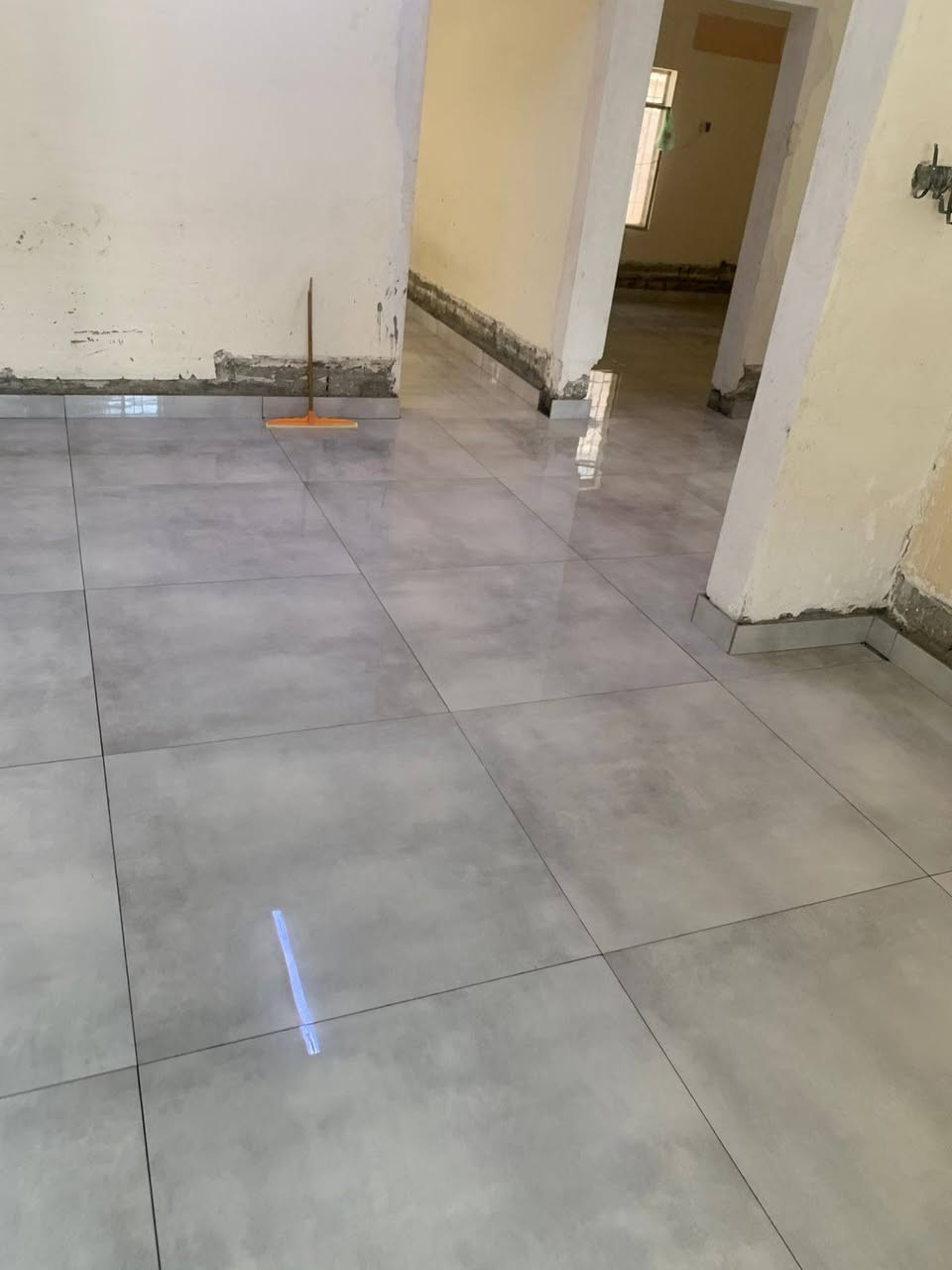 السلام عليكم ورحمة الله وبركاته اسطه سيراميك متفرغ حالياً شغل هندسي واسعار مناسبه للتواصل عبر الرقم *********** وتساب موجود بالاضافه للالتزام بالمواعيد
